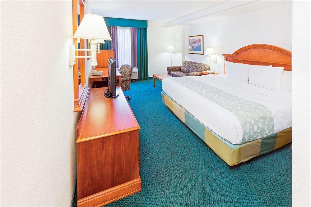 Hotel La Quinta By Wyndham San Antonio Airport Extérieur photo